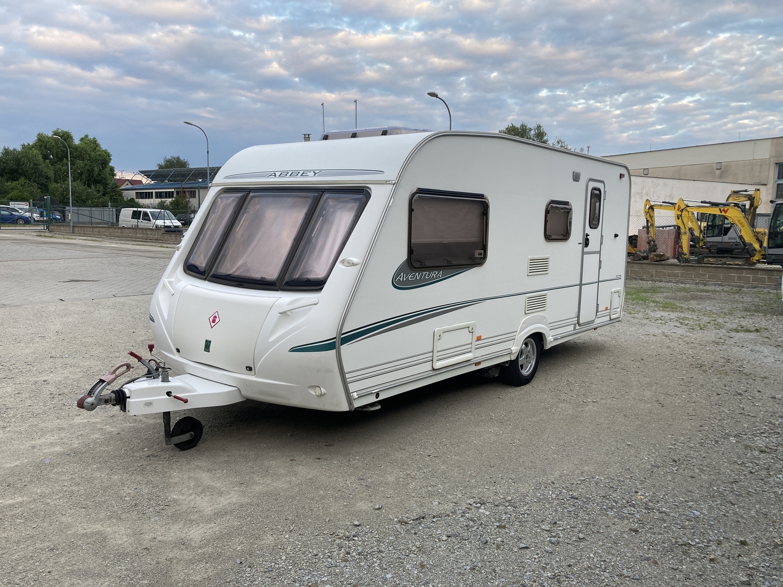 Abbey Aventura 325 + motor mover Truma + Kampa Rally 390