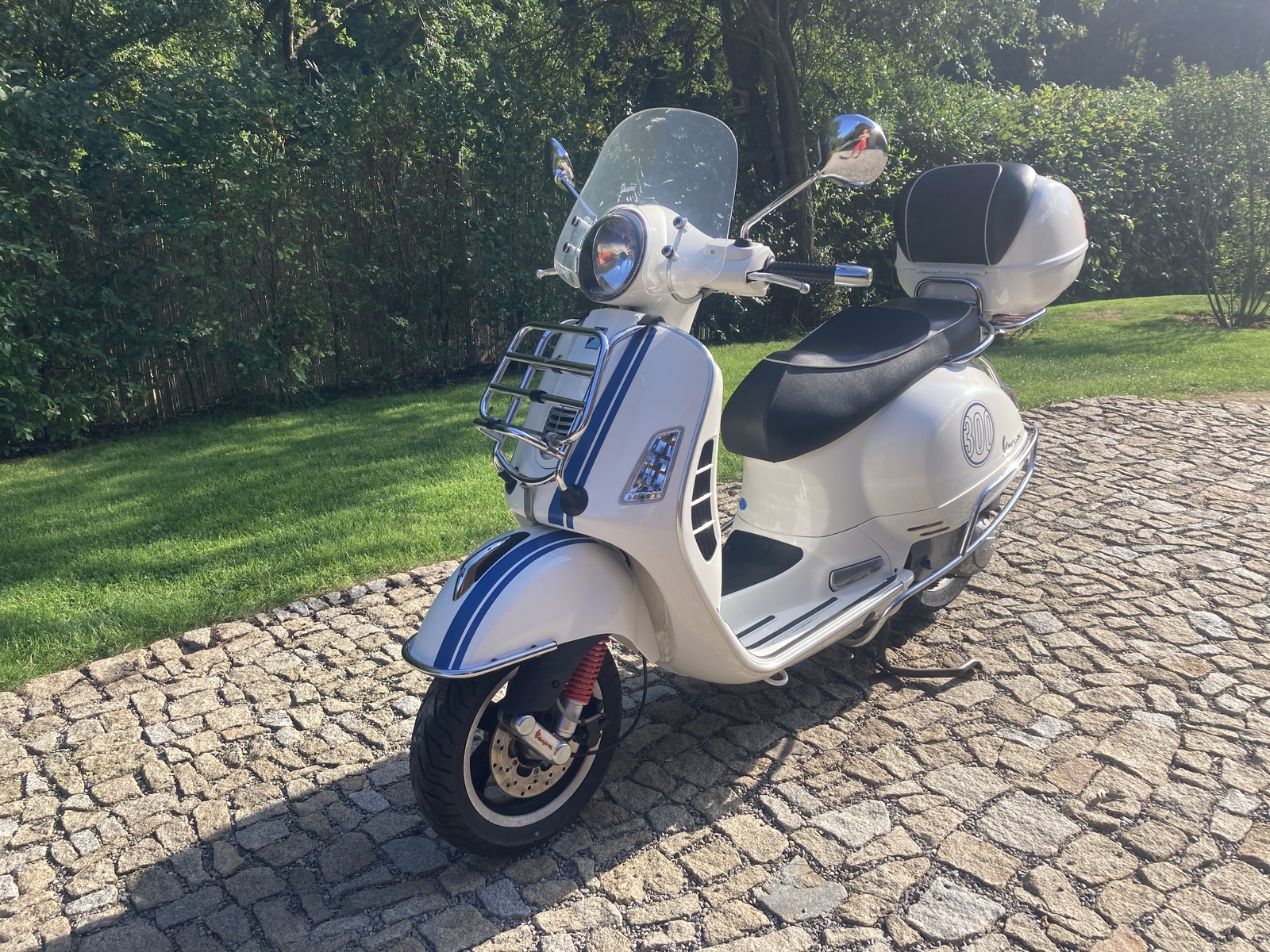 Piaggio Vespa GTS 300 i.e. + helma + přehoz na tělo